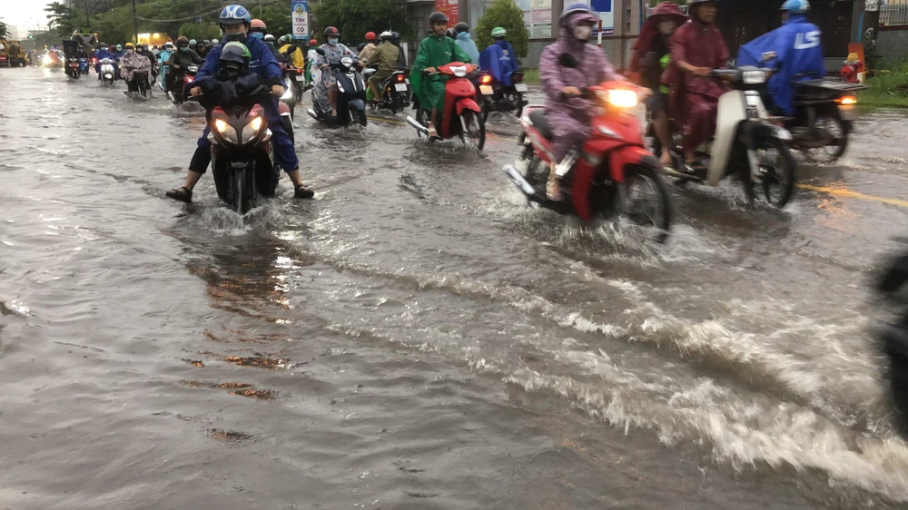 Đường Cách Mạng Tháng 8 luôn là một trong các điểm ngập khi mưa lớn