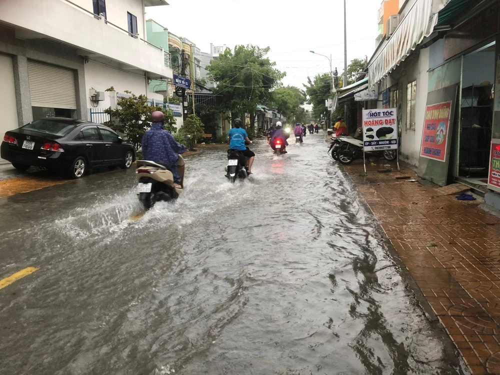 Không chỉ đường lớn, mà các tuyến đường khu dân cư như đường Nguyễn Việt Dũng cũng toàn là nước