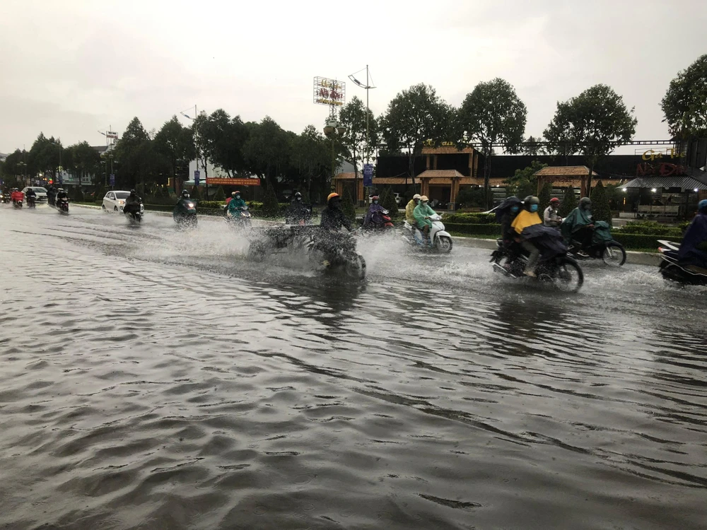 Đường Võ Văn Kiệt - tuyến đường đẹp nhất TP Cần Thơ biến thành "sông" sau cơn mưa.