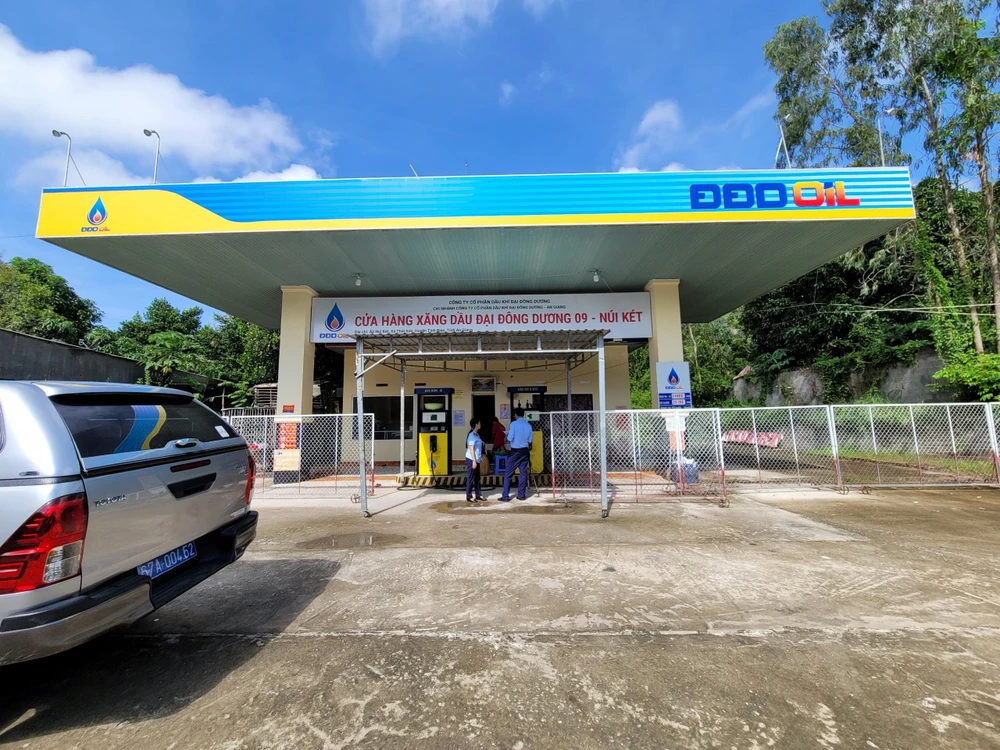 Lực lượng Quản lý thị trường An Giang kiểm tra các cửa hàng xăng dầu tạm ngưng bán. Ảnh: QLTT cung cấp