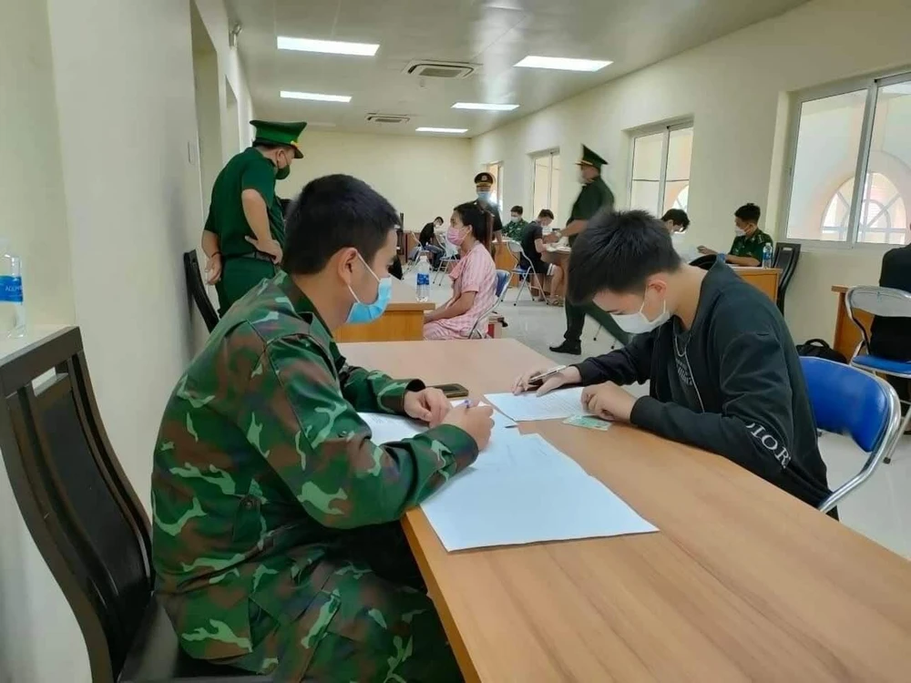 Lực lượng Biên phòng làm thủ tục tiếp nhận các công dân.