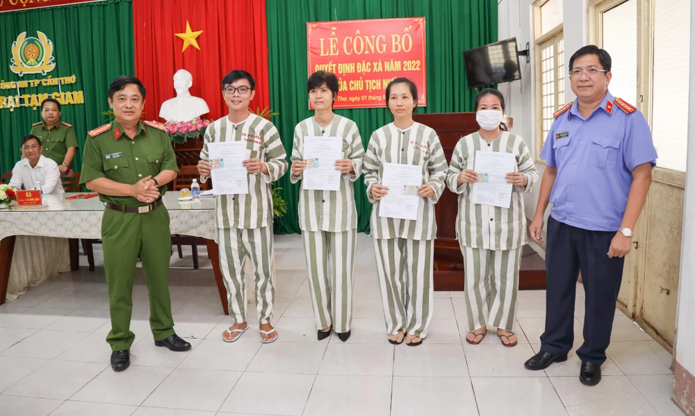 Thượng tá Lê Đức Bảy và ông Nguyễn Thanh Sang - Phó Viện trưởng VKSND TP trao “Giấy chứng nhận đặc xá” và CCCD cho phạm nhân được đặc xá