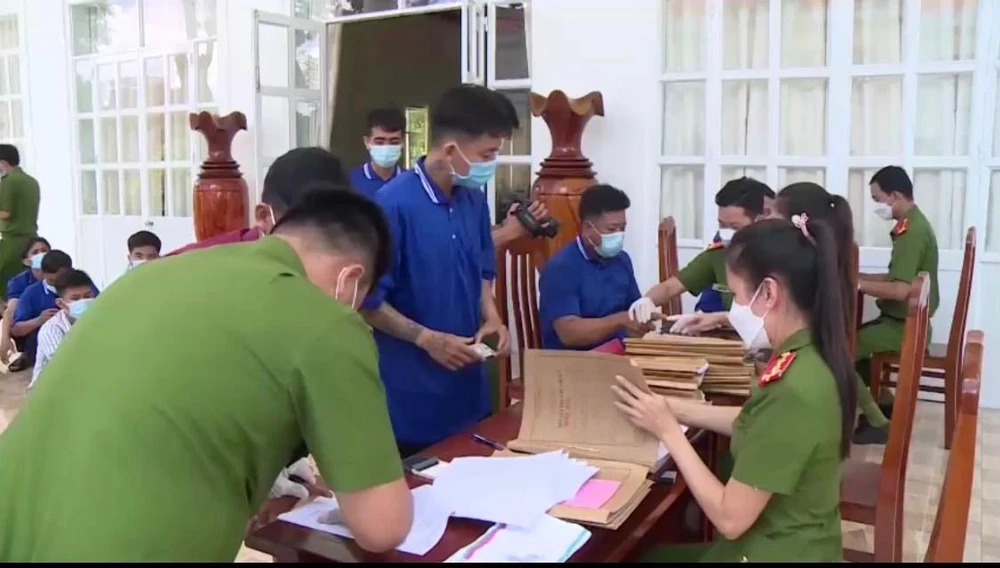 Lực lượng công an làm và cấp căn cứ công dân cho những người được tha tù trước thời hạn. Ảnh: HD