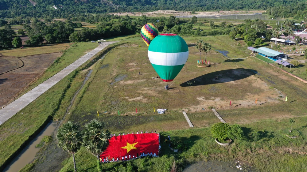 Lễ hội khinh khí cầu Tri Tôn, tỉnh An Giang chính thức khai mạc tại Khu Thể thao Du lịch Tà Pạ - Soài Chek, Núi Tô ( sân đua bò huyện Tri Tôn).