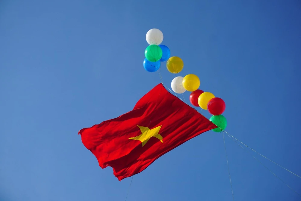 Quốc kỳ Việt Nam bay trên bầu trời Tri Tôn