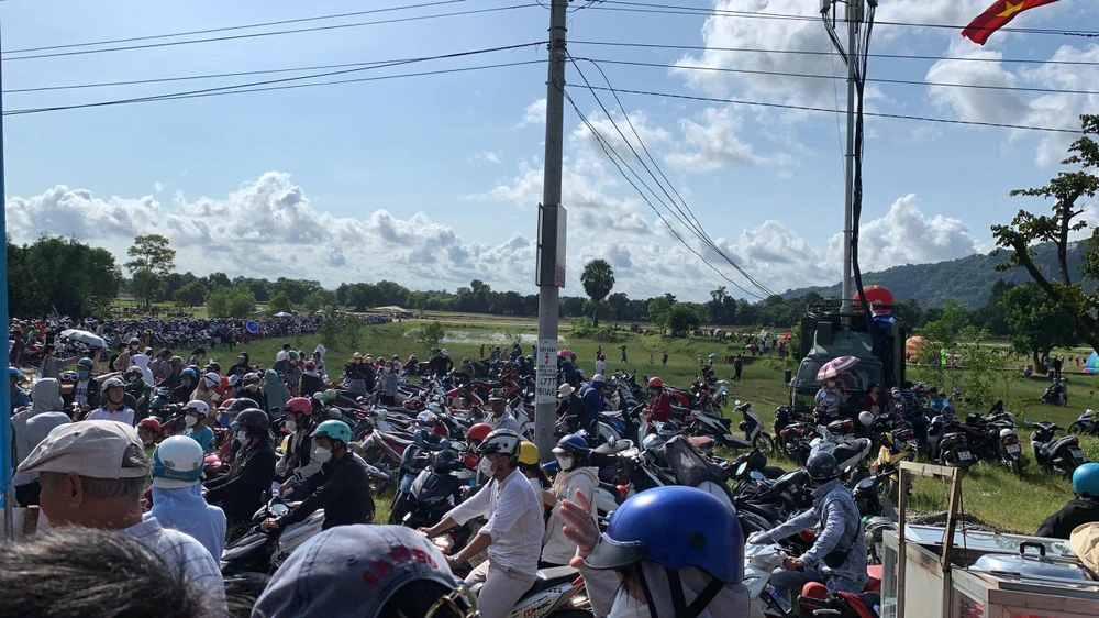 Phương tiện ùn ứ kéo dài hơn 1 tiếng đồng hồ, nhiều phương tiện xe máy phải di chuyển xuống đường dọc các cánh đồng