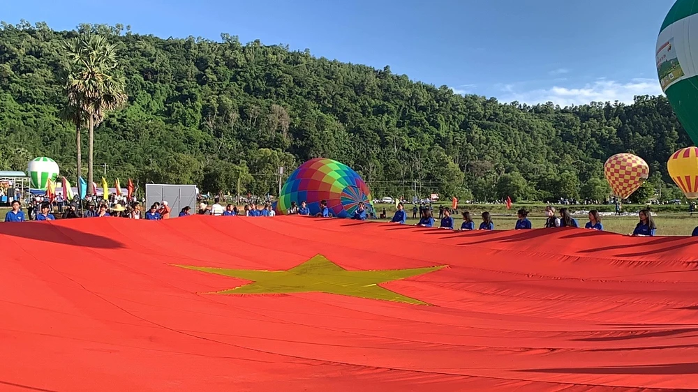 Lá cờ đỏ sao vàng kích thước 200m chuẩn bị được đưa lên bầu trời Tri Tôn