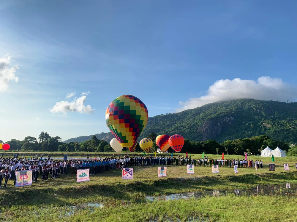600 công nhân viên chức, lực lượng vũ trang, sư sãi và các tầng lớp nhân dân đã cùng nhau xếp thành hình bản đồ Việt Nam