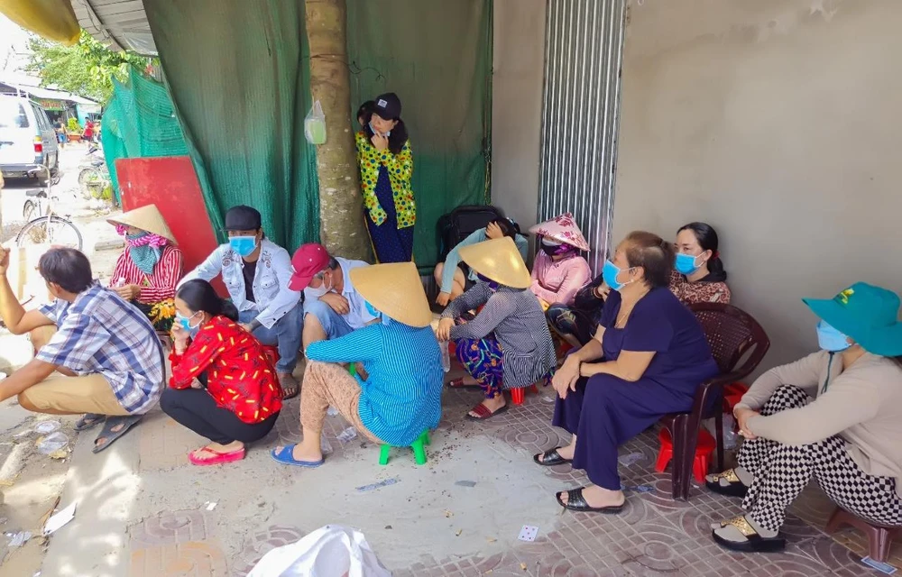 12 phụ nữ ở nhiều tỉnh thành bị bắt quả tang cùng 3 người đàn ông chơi bài ăn tiền. Ảnh: CACC