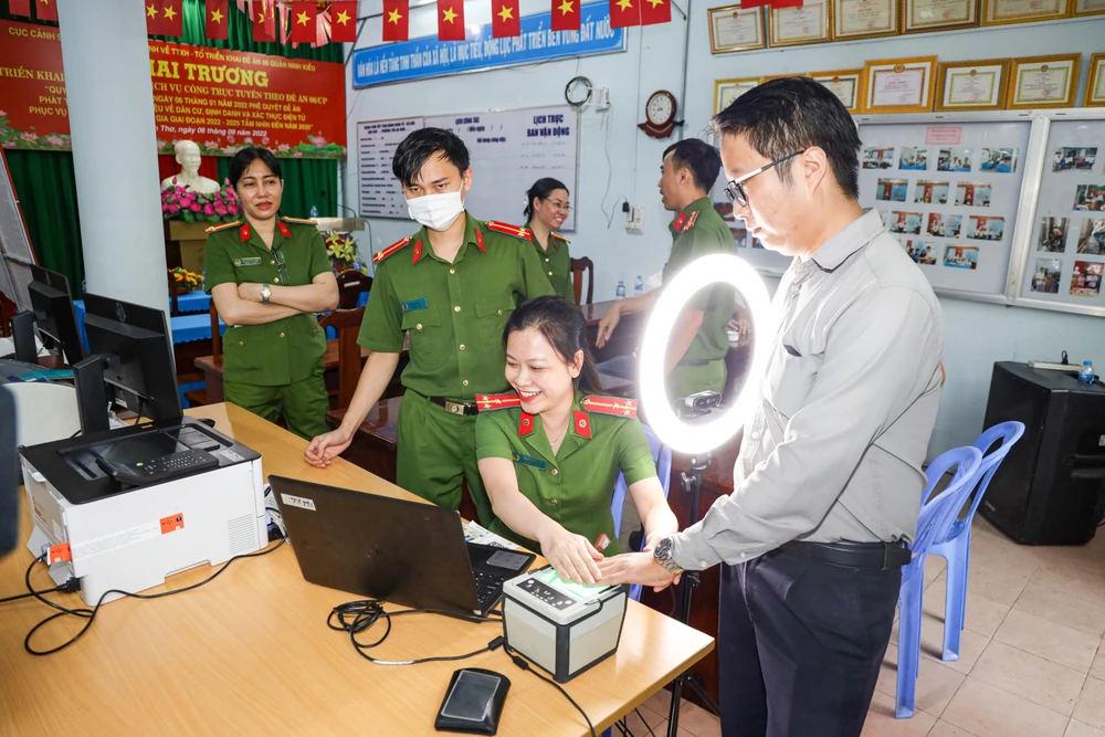 Thông tin của người dân sẽ được tích hợp vào thẻ CCCD có gắn chip điện tử để thuận lợi cho người dân khi đến liên hệ làm việc tại các cơ quan hành chính Nhà nước Thông tin của người dân sẽ được tích hợp vào thẻ CCCD có gắn chip điện tử để thuận lợi cho người dân khi đến liên hệ làm việc tại các cơ quan hành chính Nhà nước