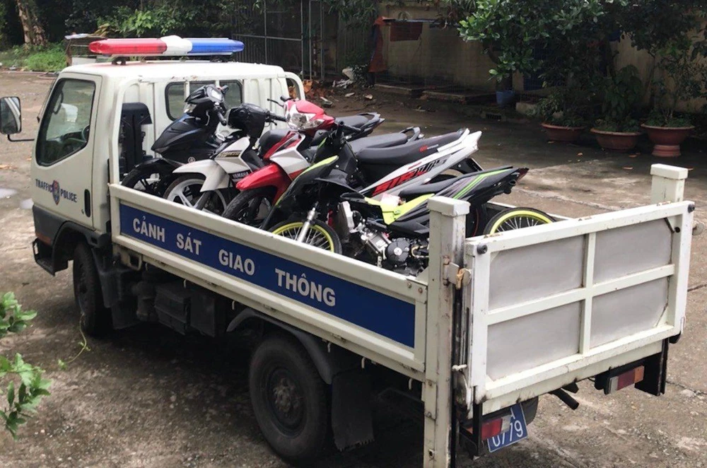 Các phương tiện tụ tập đua xe trái phép Các phương tiện tụ tập đua xe trái phép