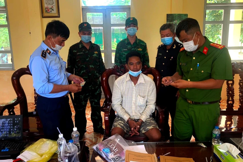 Lực lượng chức năng làm việc với Châu Rít Mây. Ảnh: BPCC Lực lượng chức năng làm việc với Châu Rít Mây. Ảnh: BPCC