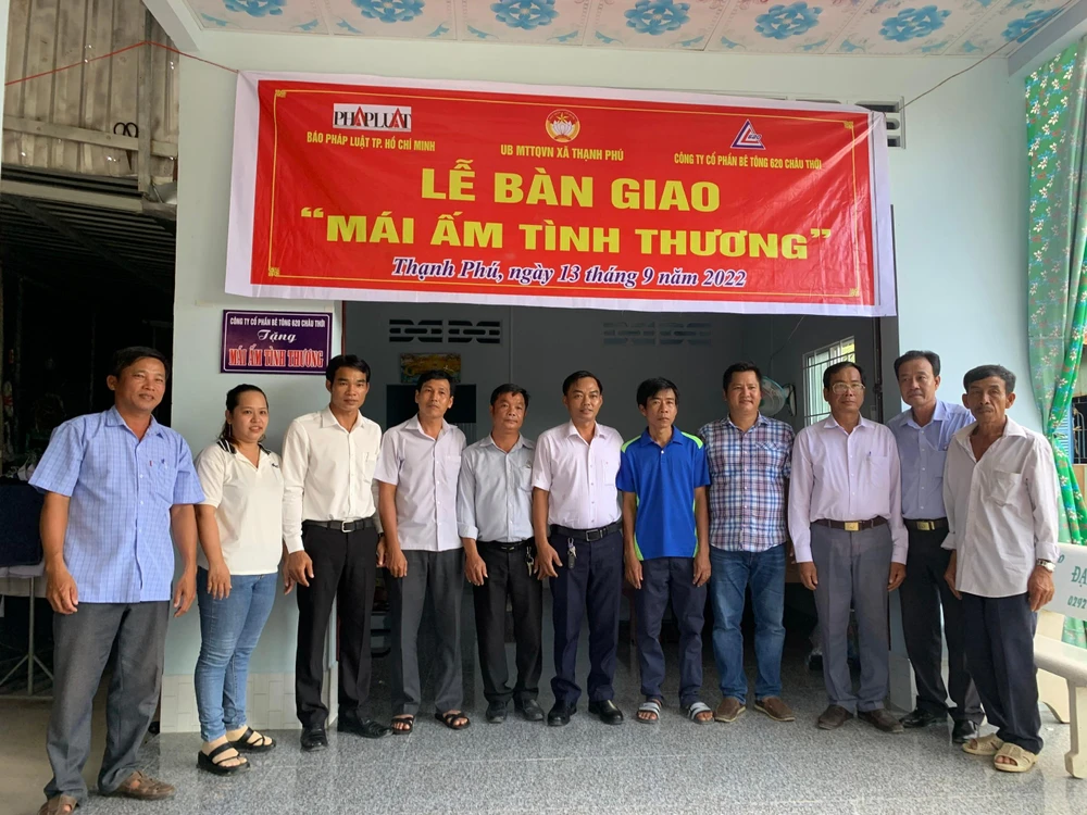 Để chữa trị cho đứa con bị u nang, vợ chồng anh Võ Văn Phúc đã bán hết đất đai, gia đình lâm vào cảnh khó khăn chồng chất