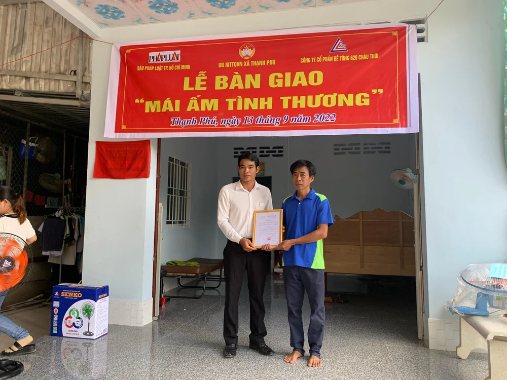 Lãnh đạo xã Thạnh Phú trao quyết định tặng "Mái ấm tình thương" cho anh Võ Văn Phúc.