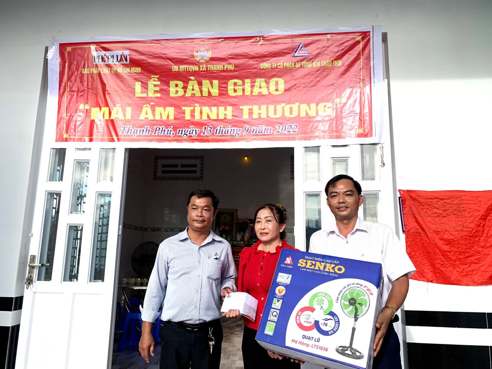 Đại diện Văn phòng đại diện báo Pháp Luật TP.HCM tại Cần Thơ và Công ty Cổ phần Bê tông 620 Châu Thới trao quà cho bà Nguyễn Thị Bé Sáu