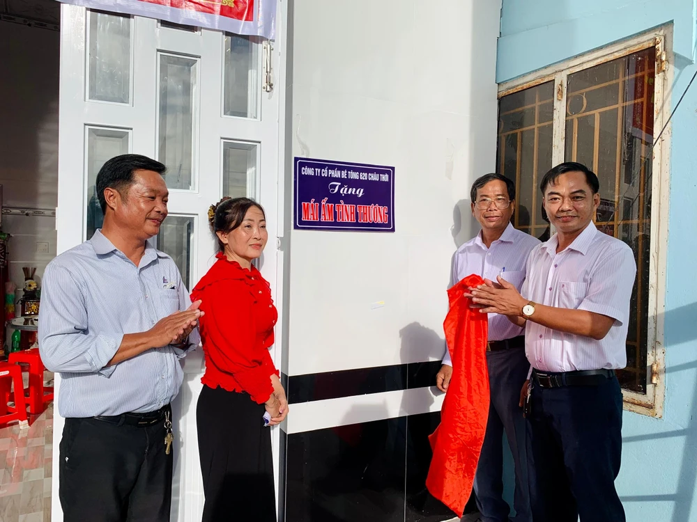 Lãnh đạo Văn phòng đại diện báo Pháp Luật TP.HCM tại Cần Thơ cùng chính quyền địa phương bàn giao nhà cho bà Nguyễn Thị Bé Sáu.