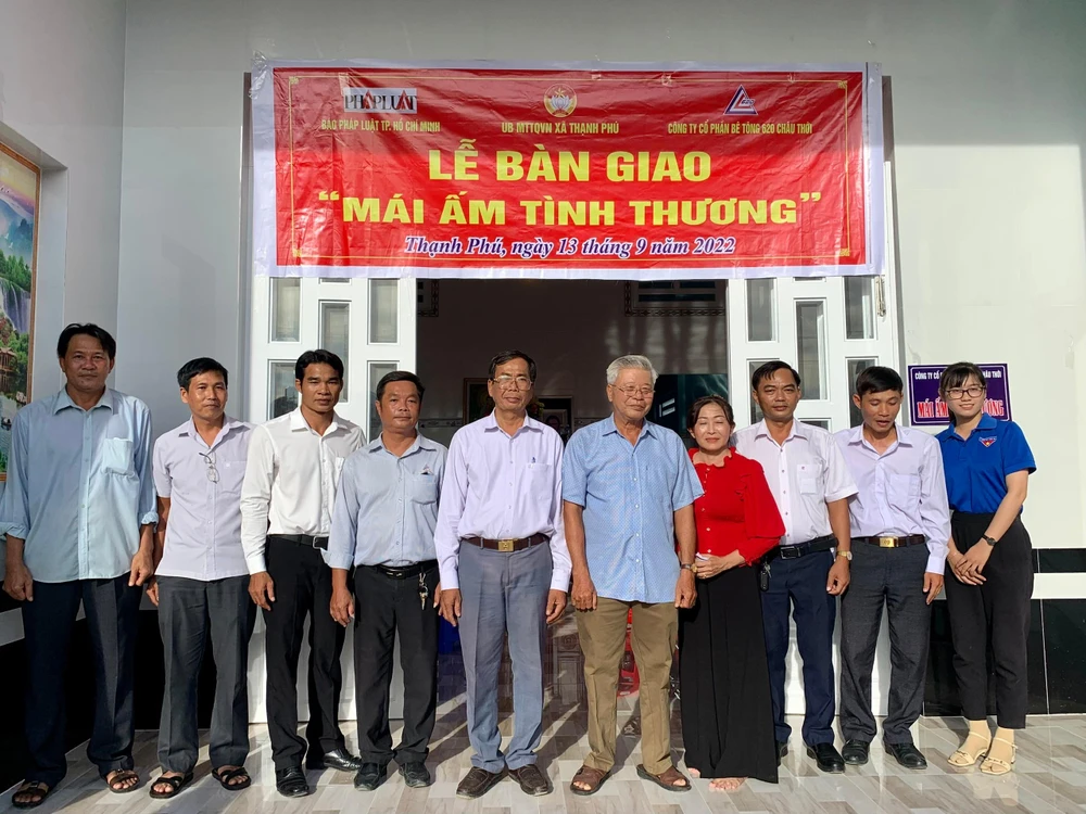 Đại diện Đại diện Văn phòng đại diện báo Pháp Luật TP.HCM cùng mạnh thường quân và chính quyền địa phương chụp hình lưu niệm chúc mừng gia đình bà Nguyễn Thị Bé Sáu có nhà mới