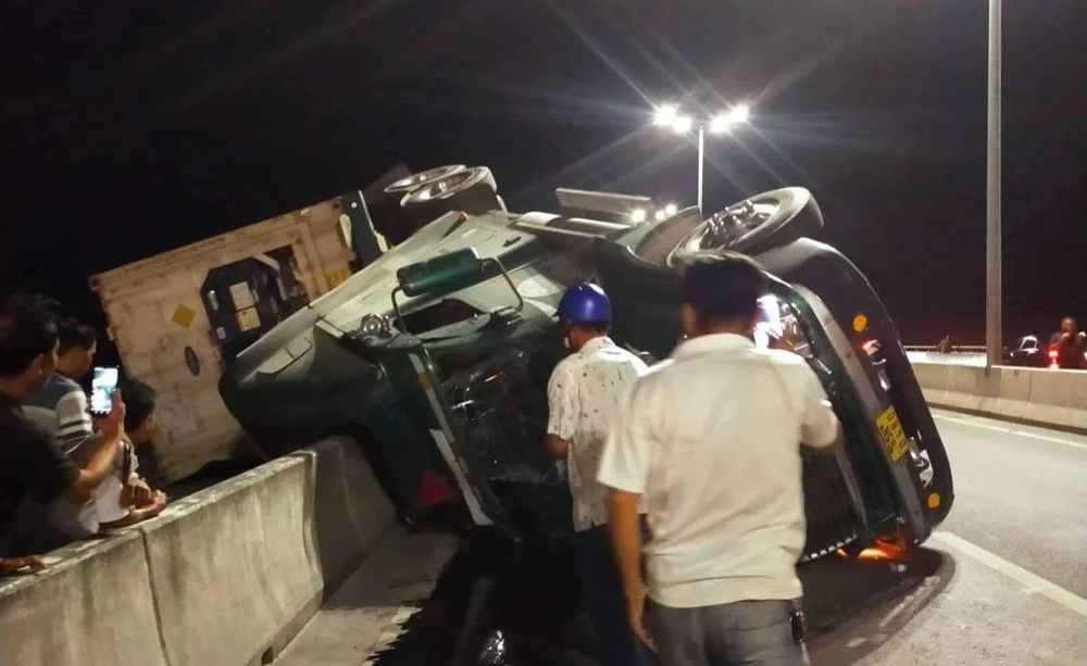 Chiếc xe đầu kéo lật sang phần đường dành cho xe máy. Ảnh: HD