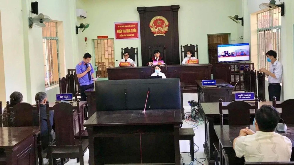 Những người tham gia tố tụng tại điểm cầu trung tâm TAND huyện Chợ Mới. Ảnh: QM