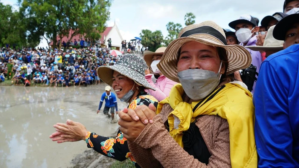 Người xem phấn khích, cổ vũ hào hứng