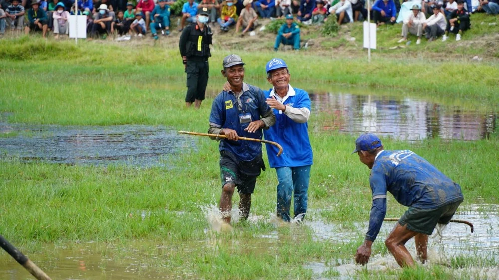 Chủ nhân các đôi bò ăn mừng chiến vòng đua