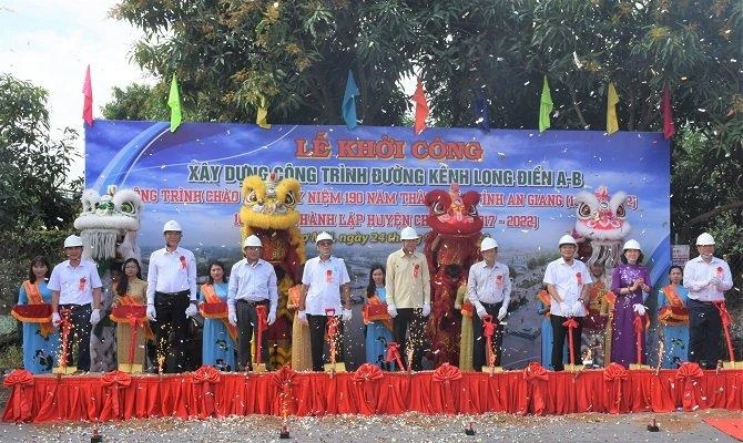 Các đại biểu làm động thổ khởi công Đường Kênh Long Điền A-B, huyện Chợ Mới. Ảnh: HD