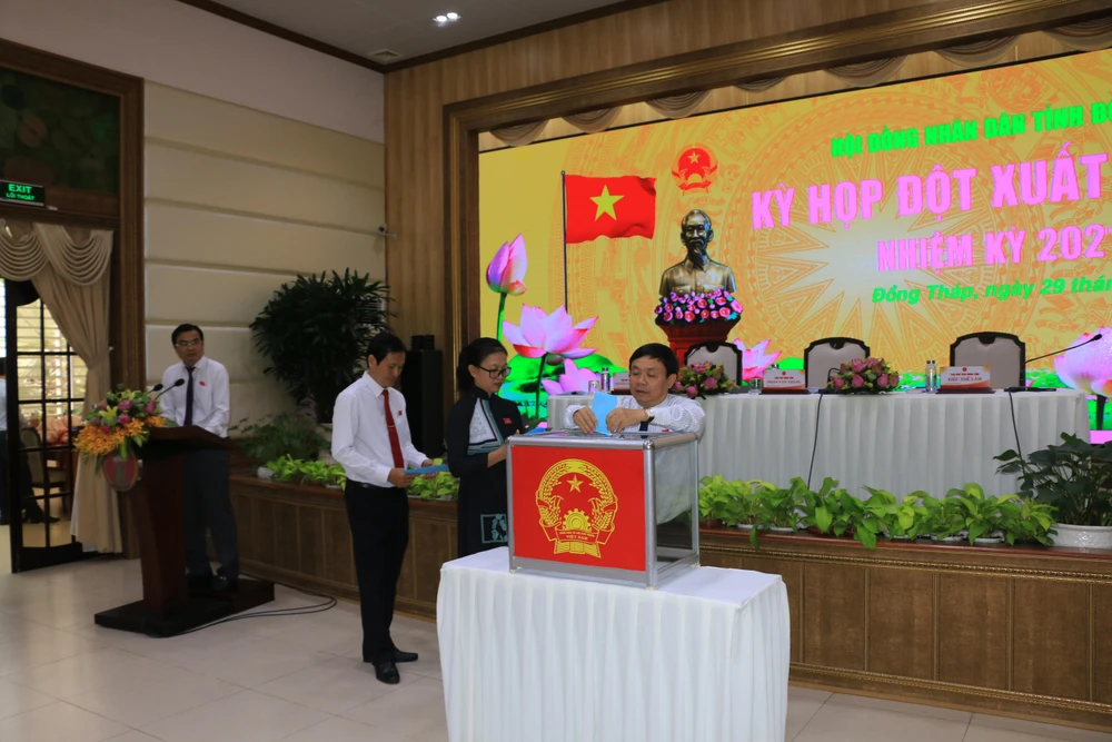 Ông Phan Văn Thắng, Chủ tịch HĐND tỉnh Đồng Tháp cùng các đại biểu bỏ phiếu miễn nhiệm và bầu bổ sung các chức danh. Ảnh: HD