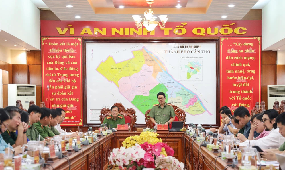 Đại tá Nguyễn Hồng Nguyên, Phó Chánh văn phòng Bộ Công an triển khai, quán triệt nội dung làm việc