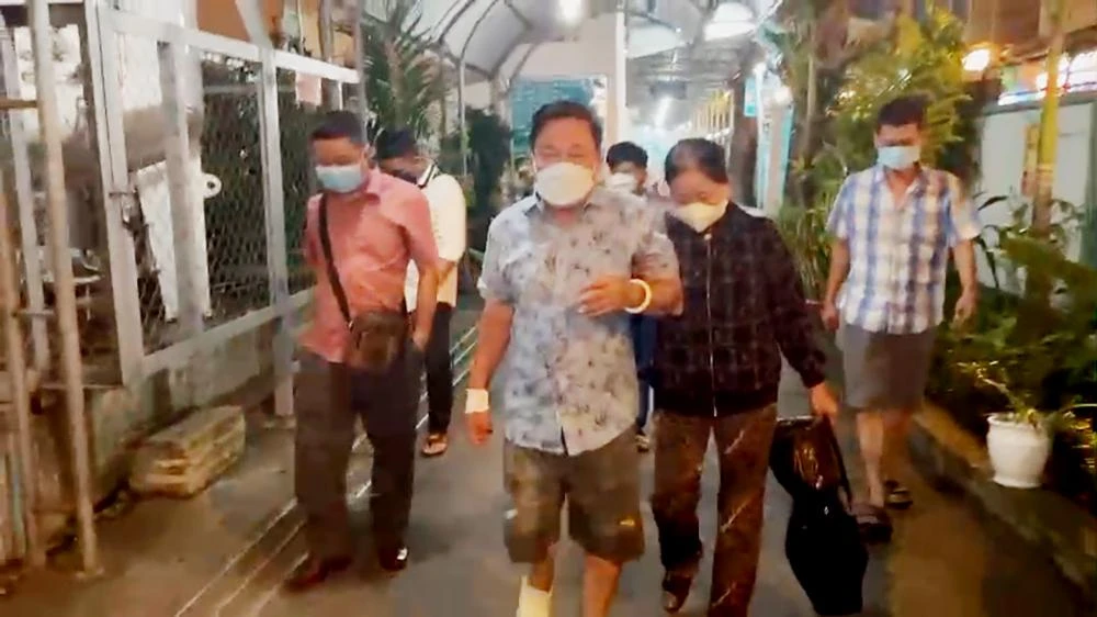 Lực lượng chức năng di lý Nguyễn Hữu Phước từ TP.HCM về An Giang. Ảnh: CACC