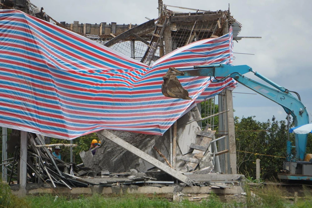 Đến ngày 5-10 lại tiếp tục xảy ra sập giàn giáo công trình Trung tâm Văn hóa – Thể thao truyền hình thị xã Bình Minh làm một công nhân chết. Ảnh: HD