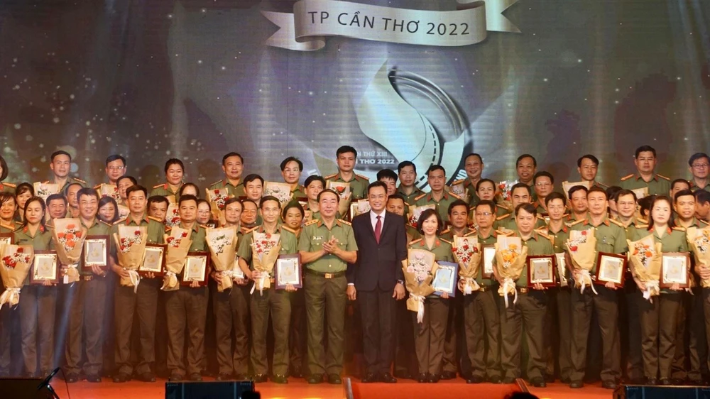 Thượng tướng Trần Quốc Tỏ - Thứ trưởng Bộ Công an cùng ông Lê Ngọc Quang - Tổng Giám đốc Đài Truyền hình Việt Nam trao hoa và kỷ niệm chương cho 74 Đoàn tham gia Liên hoan