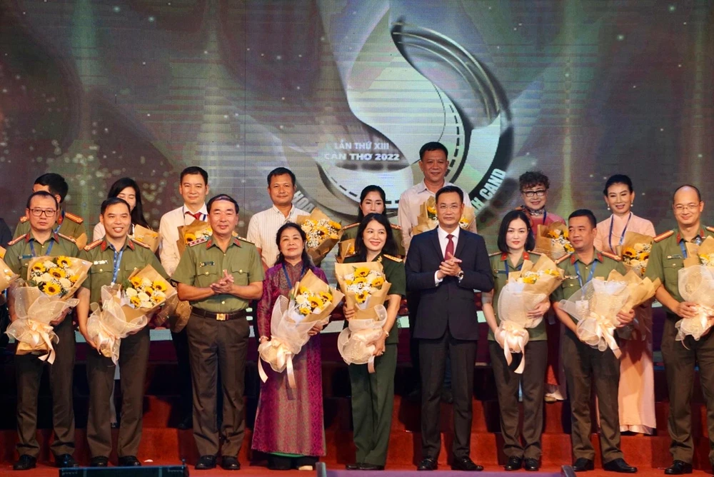 Ban tổ chức tặng hoa cho các ban giám khảo Liên hoan truyền hình, phát thanh CAND lần thứ XIII – năm 2022.