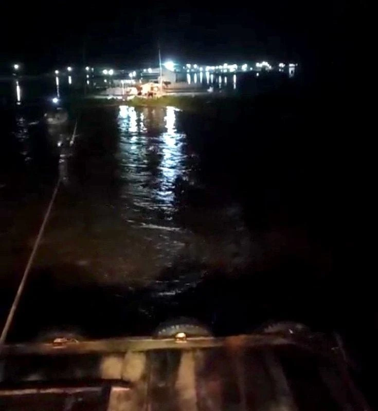 Lực lượng Cảnh sát giao thông đang hỗ trợ kéo các lồng bè nuôi cá vào bờ. Ảnh: CAĐT Lực lượng Cảnh sát giao thông đang hỗ trợ kéo các lồng bè nuôi cá vào bờ. Ảnh: CAĐT