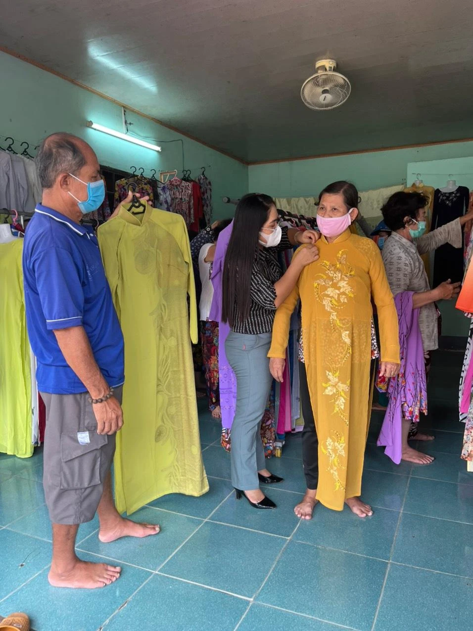 Người đàn ông say sưa ngắm vợ mình trong bộ áo dài xinh đẹp. Ảnh: HẢI DƯƠNG