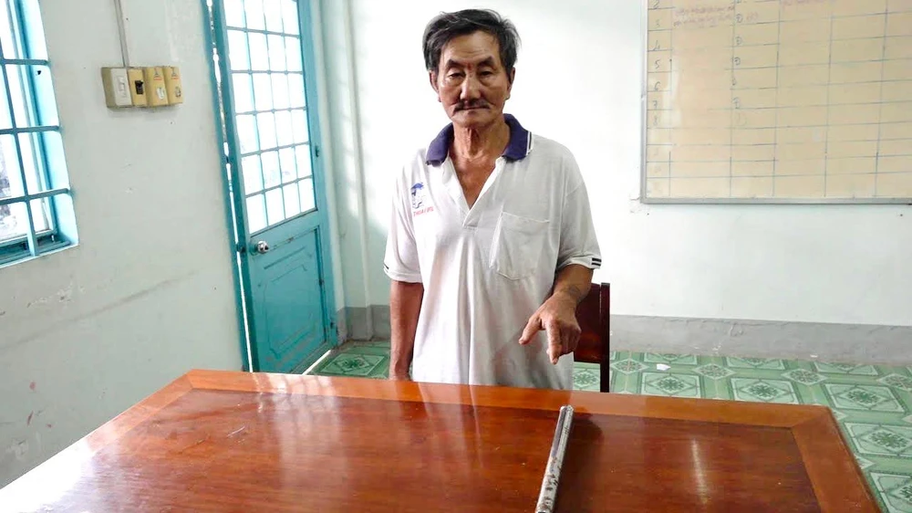 Ông Nguyễn Văn Kiên cùng hung khí gây án. Ảnh: CACC