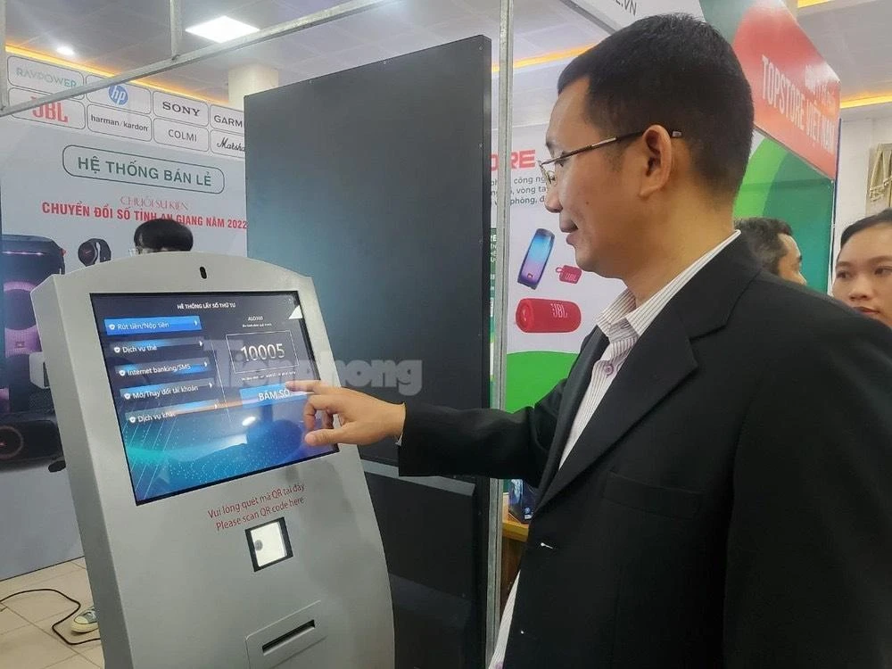 Máy lấy số tự động được trưng bày trong Chuỗi sự kiện Chuyển đổi số tỉnh An Giang năm 2022. Ảnh: HD