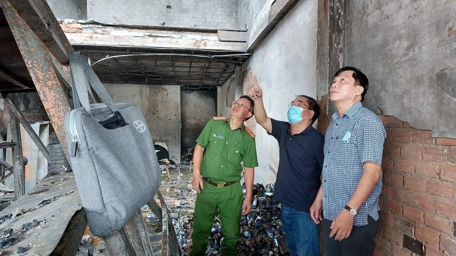 Ngành chức năng khám nghiệm hiện trường điều tra nguyên nhân vụ cháy. Ảnh: CACC