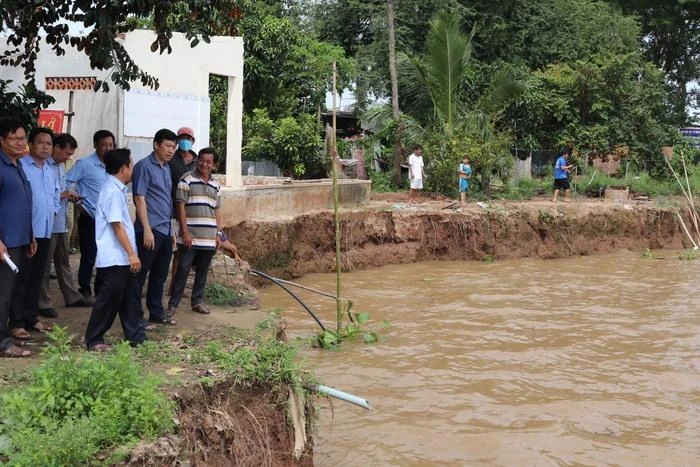 Ông Phạm Thiện Nghĩa - Chủ tịch UBND tỉnh Đồng Tháp cùng ngành chức năng khảo sát khu sạt lở bờ sông Tiền thuộc xã Tân Qưới. Ảnh: THÀNH NHƠN