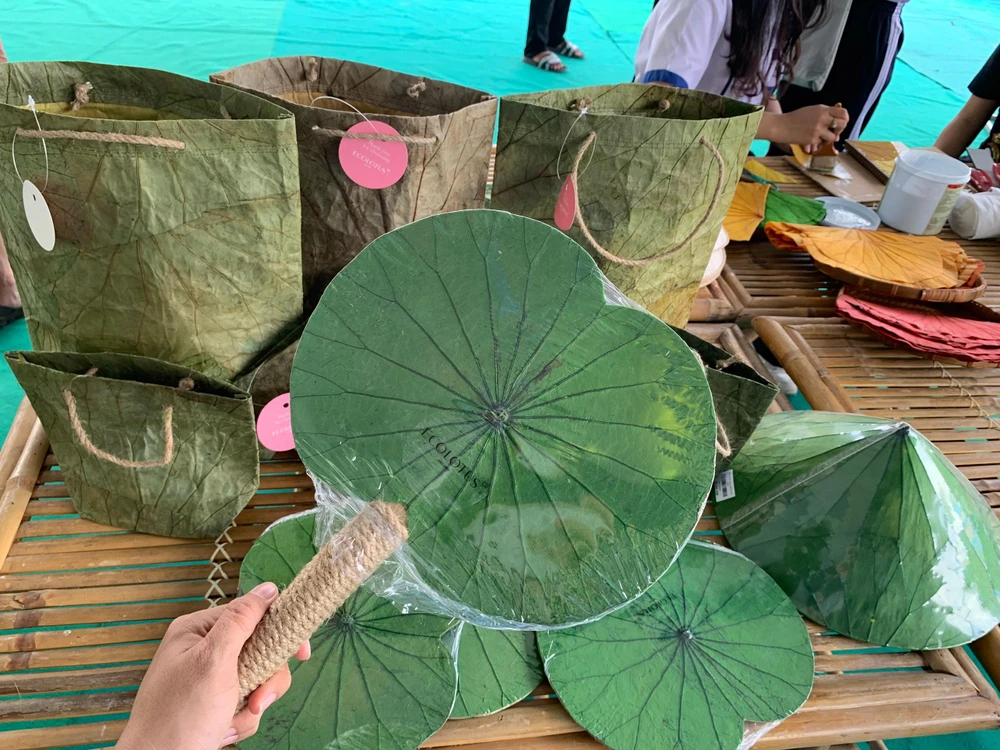 Sản phẩm quạt tay, nón lá, túi xách từ lá sen. Ảnh: HD