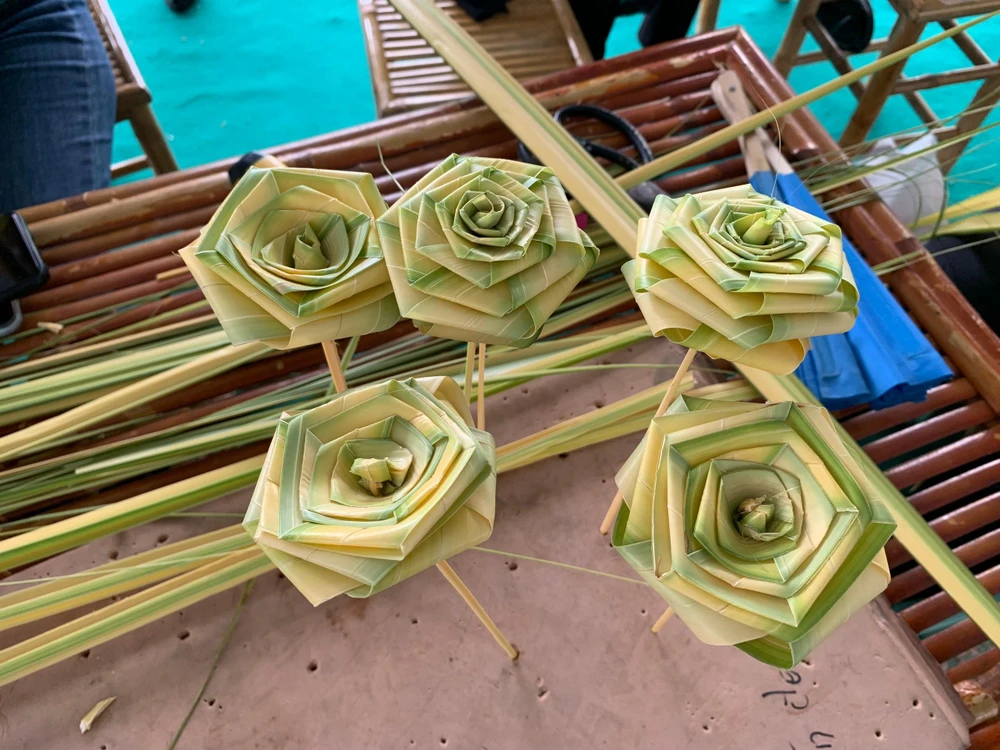 Từ chiếc lá dừa đơn thuần, phút chốc đã biến thành những đóa hoa hồng xinh xắn