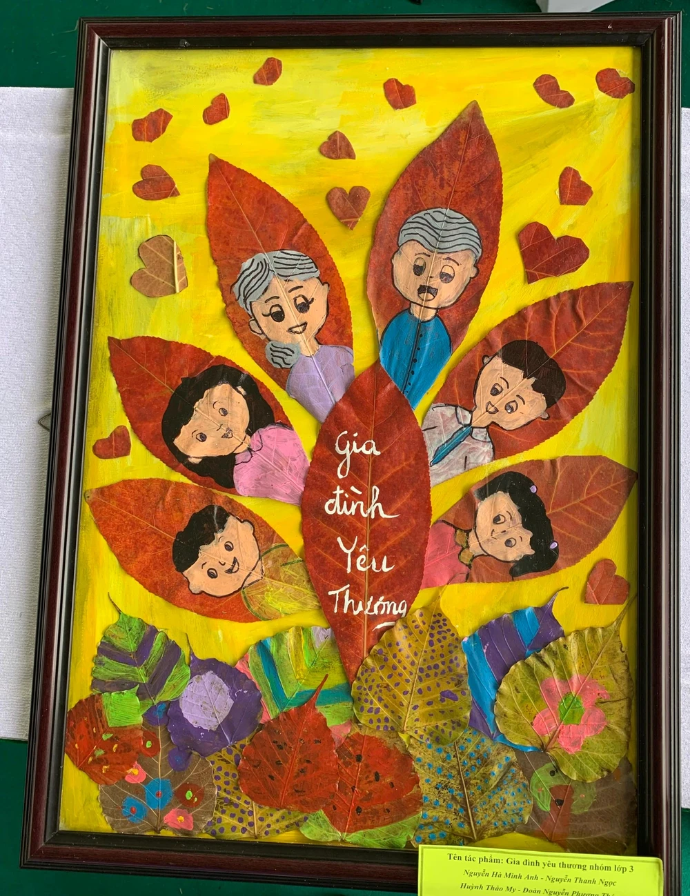 Bức tranh bằng lá chủ đề "Gia đình yêu thương" được làm từ các em học sinh lớp 3