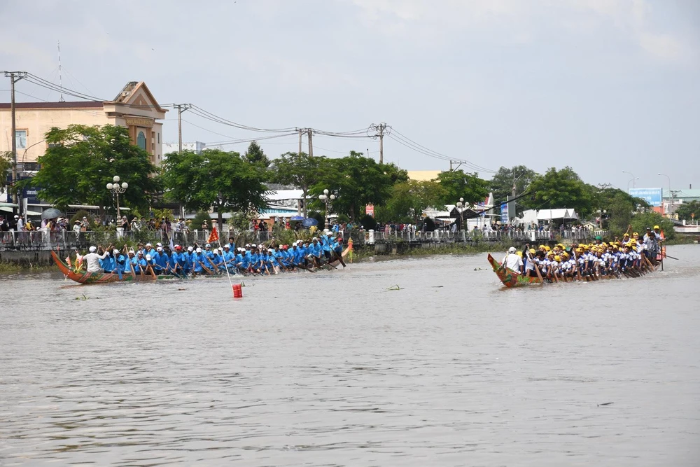 Các đội thi đấu vòng tròn một lượt tính điểm để chọn đội nhất, nhì của mỗi bảng thi vào bán kết và chung kết
