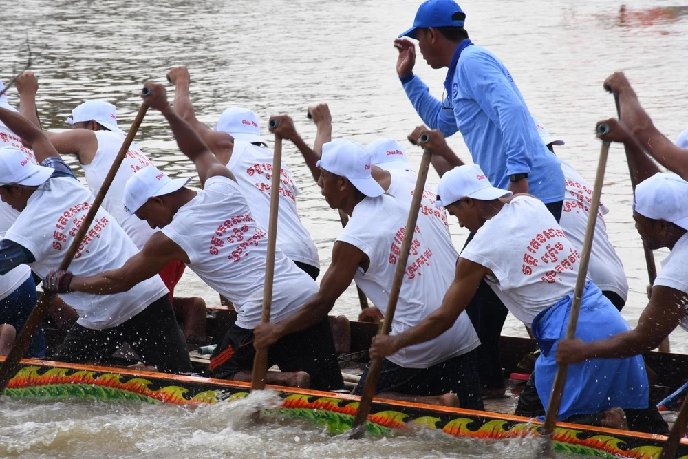 Các tay chèo phối hợp nhịp nhàng theo hiệu lệnh của "nhạc trưởng"