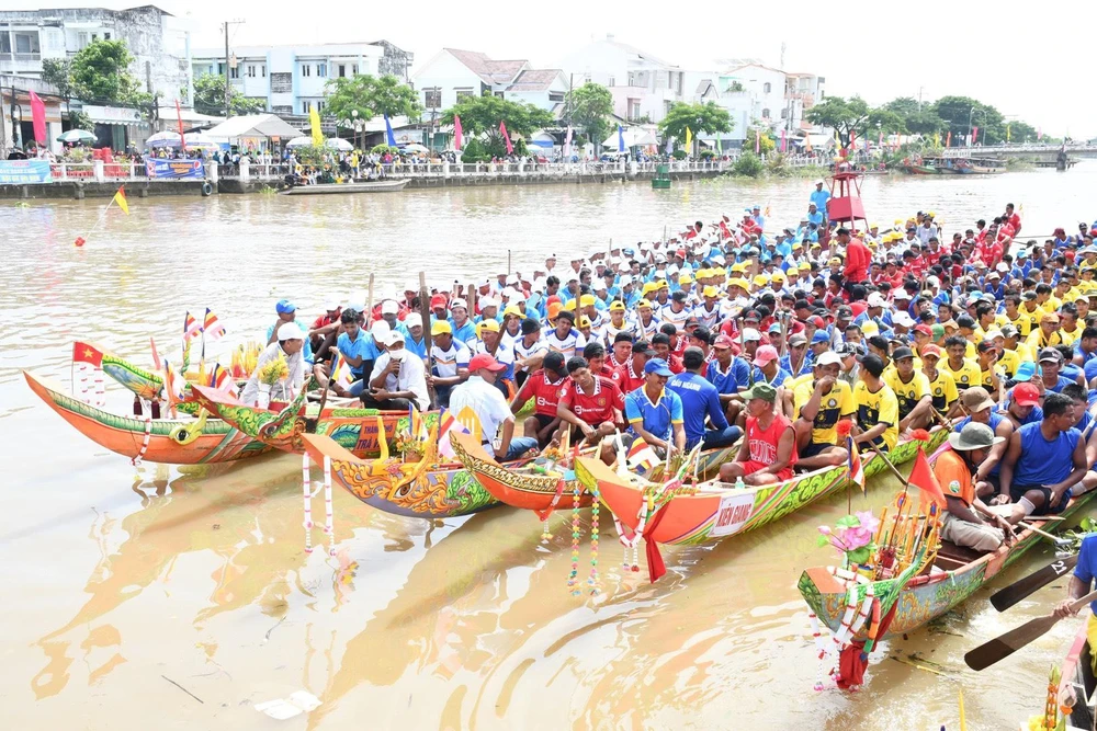 Các đội đua tập trung ở sông Long Bình chuẩn bị tranh Giải Đua ghe ngo. Ảnh: HỒ GIANG