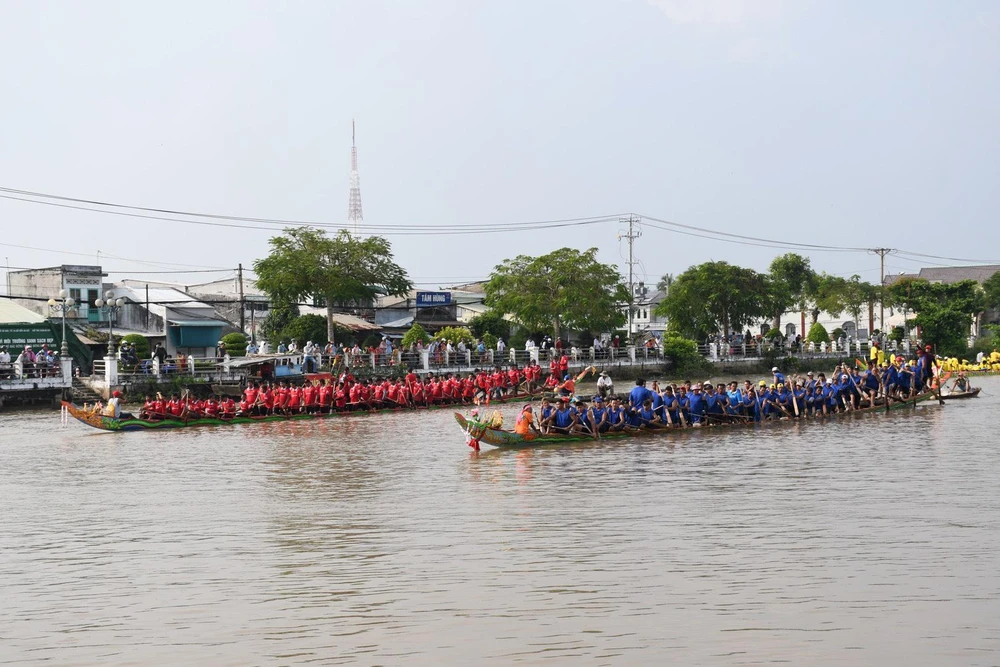 Khi nước thủy triều lên cao, cuộc đua ghe ngo chính thức bắt đầu