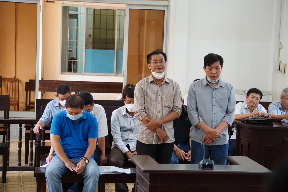 Các bị cáo nhóm doanh nghiệp cho rằng công ty mình thuộc diện được miễn thuế thu nhập doanh nghiệp nên việc truy trách nhiệm phần thuế này là không phù hợp. Ảnh :HD