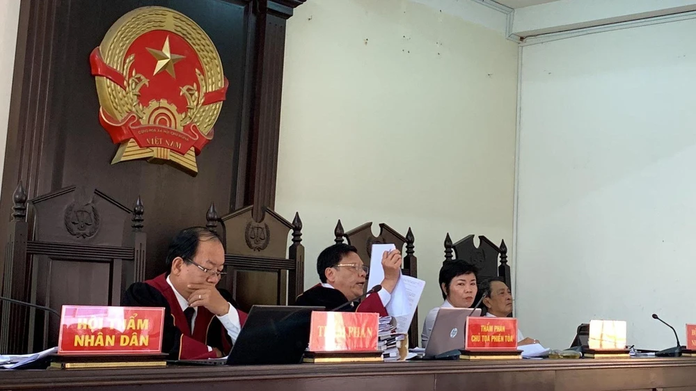 Chủ tọa phiên tòa dẫn chức văn bản của Chi cục Thuế TP Hà Tiên để nêu bất cập trong kết luận giám định xác định thuế TNDN trong vụ án. Ảnh: HD