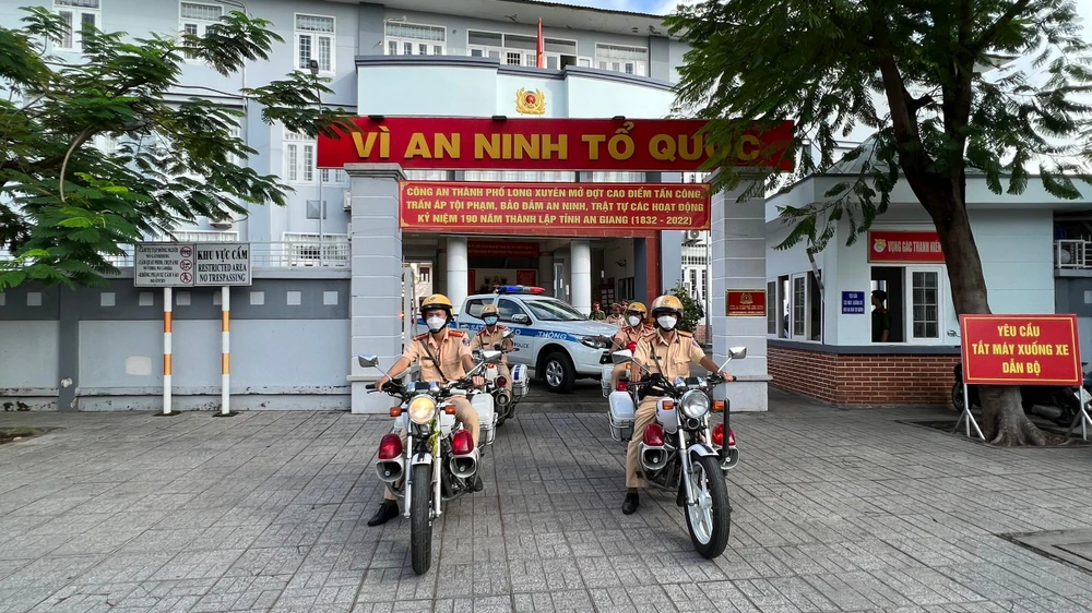 công an long xuyên ra quân trấn áp tội phạm