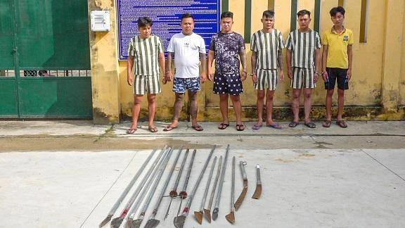 mang súng đi giải quyết mâu thuẫn