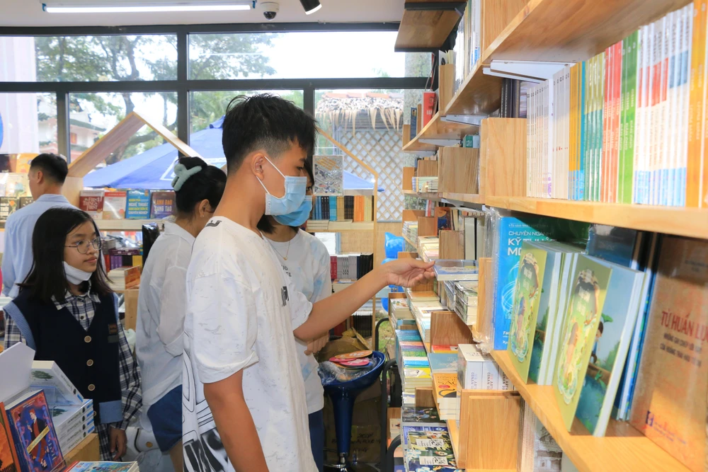 đường sách đầu tiên tại ĐBSCL